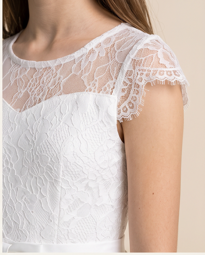 Girl wearing a chiffon white dress