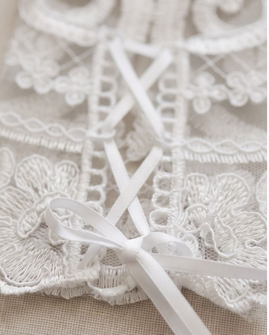 Girls’ White Lace Fingerless Gloves – One Size