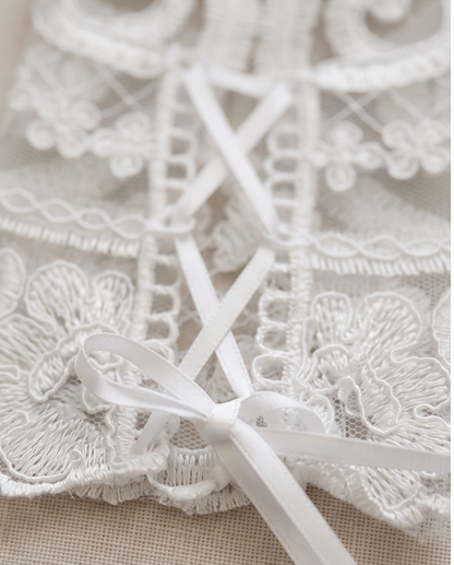 Girls’ White Lace Fingerless Gloves – One Size
