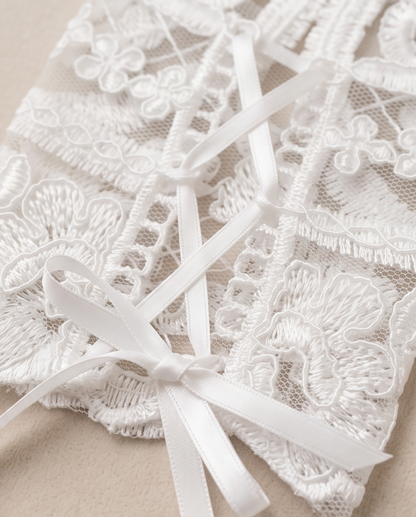 Girls’ White Lace Fingerless Gloves – One Size